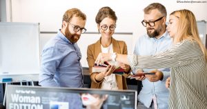 Grafik-/Webdesigner*in unterhält sich mit Mediengestalter*in