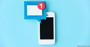 Gebasteltes Handy auf blauem Hintergrund mit Mitteilungen einer neuen Nachricht