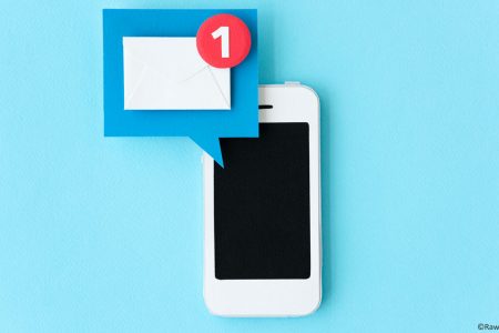 Gebasteltes Handy auf blauem Hintergrund mit Mitteilungen einer neuen Nachricht