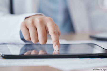 Ein Mensch tippt mit seinem Finger auf ein Tablet, Recruiting über eBay-Kleinanzeigen